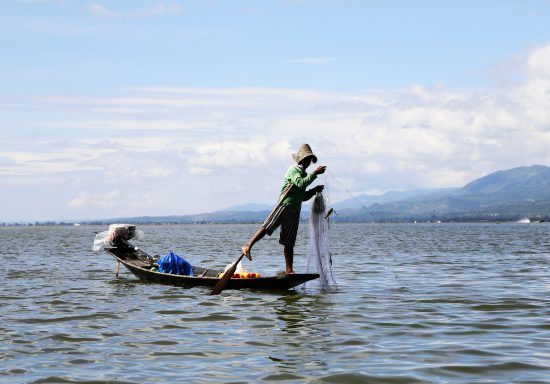 Inlemeer, Inle Lake, Myanmar, Birma. De vissers van het Inlemeer in Myanmar. Inlemeer, Inle Lake, Myanmar, Birma