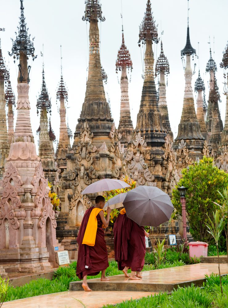Inlemeer, Inle Lake, Myanmar, Birma. Zelfs met regen een mooie bezienswaardigheid: de pagodes van Kakku. Inlemeer, Inle Lake, Myanmar, Birma