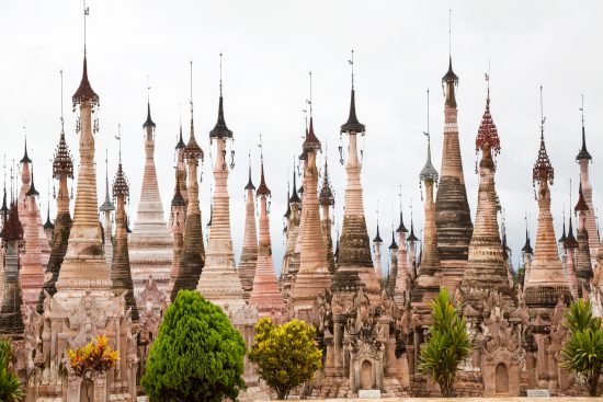 Inlemeer, Inle Lake, Myanmar, Birma. Klingelende belletjes bij de pagode van Kakku, bezienswaardigheid nier ver van het Inlemeer. Inlemeer, Inle Lake, Myanmar, Birma