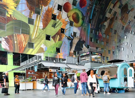 De iconische Markthal in Rotterdam. Interrail voor volwassenen, treinreis, treinreizen, interrailen