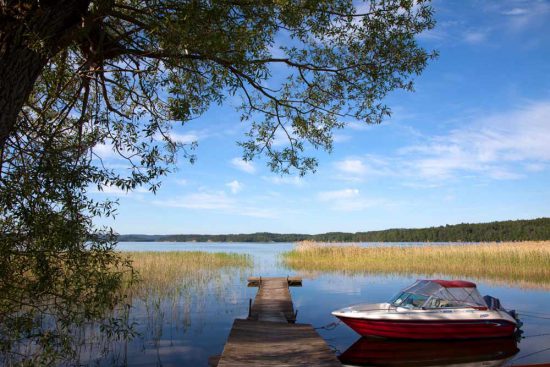 Het ultieme ontspannen: een aperitief aan het meer van Orserum. Rondreis zweden, auto, zuid-zweden