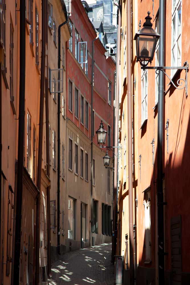 Smalle straten in Gamla Stan, Stockholm, Zweden. Rondreis zweden, auto, zuid-zweden
