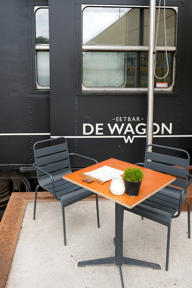Tafeltje voor twee bij Eetbar De Wagon, de Spoorzone. stedentrip Tilburg, hotspots restaurants en winkels, De Spoorzone