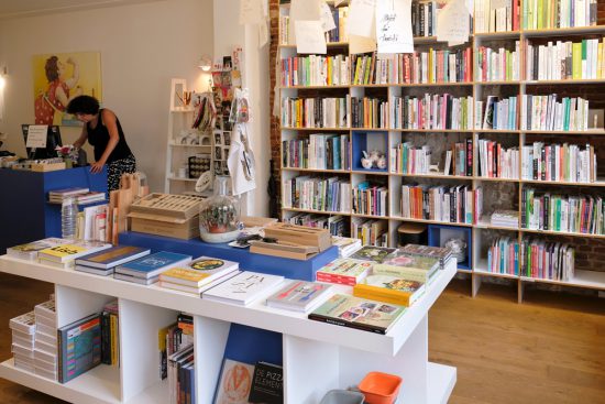 Kookboeken voor culinistas in de bomvolle kookboekenwinkel. stedentrip Tilburg, hotspots restaurants en winkels, het Dwaalgebied