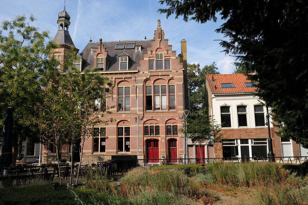 Stadscafé De Spaarbank in het Dwaalgebied van Tilburg. stedentrip Tilburg, hotspots restaurants en winkels, het Dwaalgebied