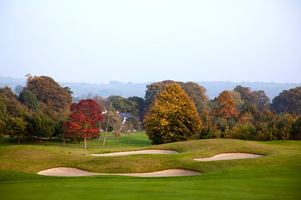 Golfbaan in herfstkleuren bij hotel Mount Juliet in Kilkenny county. Rondreis Ierland - Vakantie met de auto door het zuiden van Ierland