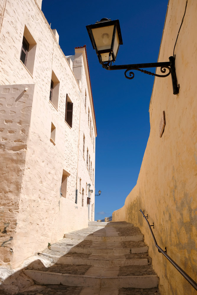 Bijna alle trappen leiden naar de St. George kathedraal in Ano Syros Syros, Griekenland, Cycladen, eiland, rondreis, eilandhoppen, hoppen, island,