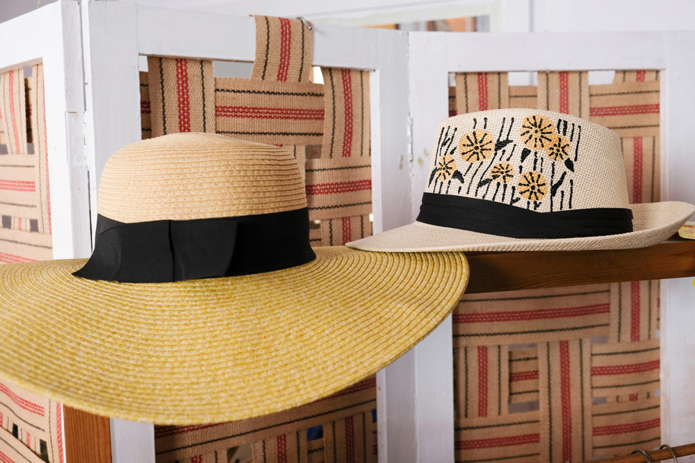 Een hoed tegen een zonnesteek, te koop bij Kycllada. Vakantie Syros, Griekenland, eiland, Cycladen. 