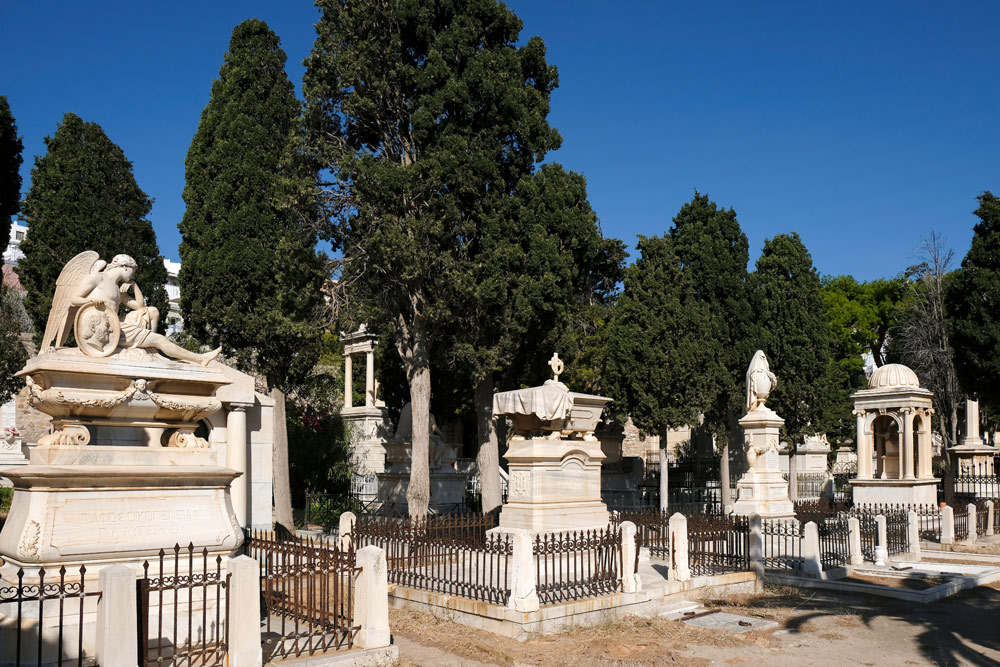 Geheimtip: de mausoleums bij de St. George kerk op Syros. Vakantie Syros, Griekenland, eiland, Cycladen.