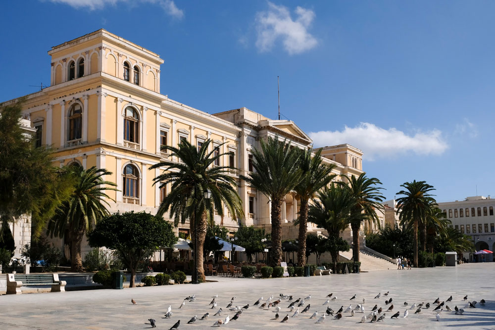In de vroege ochtenduren is het nog heerlijk rustig op het Miaouli plein, Hermoupolis, Vakantie Syros, Griekenland, eiland, Cycladen. 