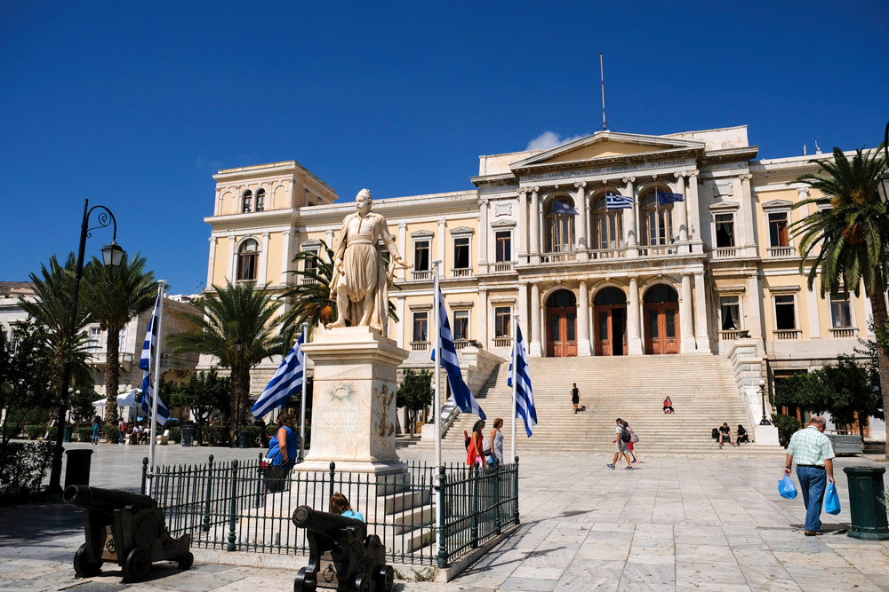 Indrukwekkend, het stadhuis van Ermoupoli. Vakantie Syros, Griekenland, eiland, Cycladen.