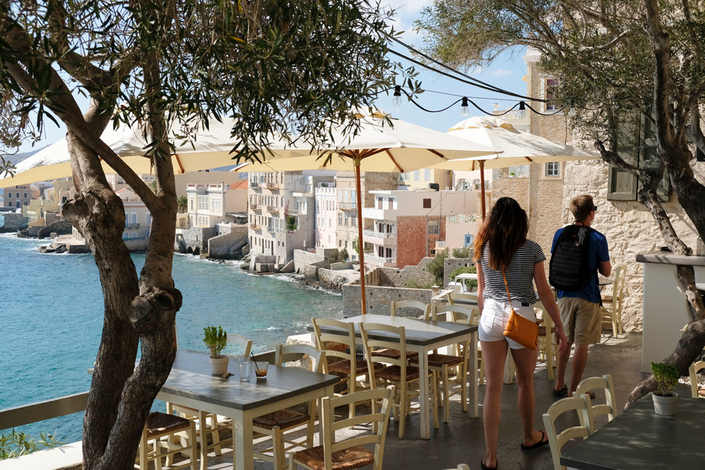 Tijd voor koffie bij café Vaporia in Ermoupoli. Vakantie Syros, Griekenland, eiland, Cycladen.