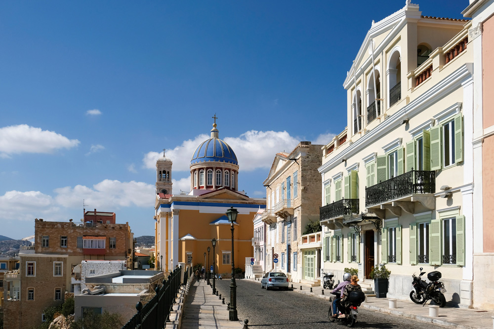 De wijk Vaporia in Ermoupoli waar prachtige mansions staan. Vakantie Syros, Griekenland, eiland, Cycladen. 