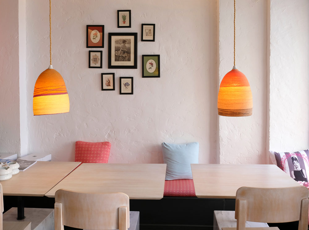 Mocht het te koel worden, dan zit je binnen ook gezellig bij restaurant Kouzina. Vakantie Syros, Griekenland, eiland, Cycladen.