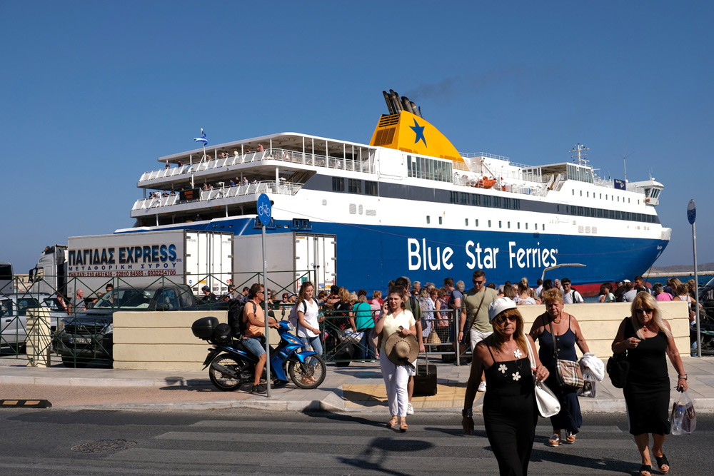 Syros is goed per ferry te bereiken, bijvoorbeeld vanaf Mykonos met Blue Star Ferries. Vakantie Syros, Griekenland, eiland, Cycladen. 