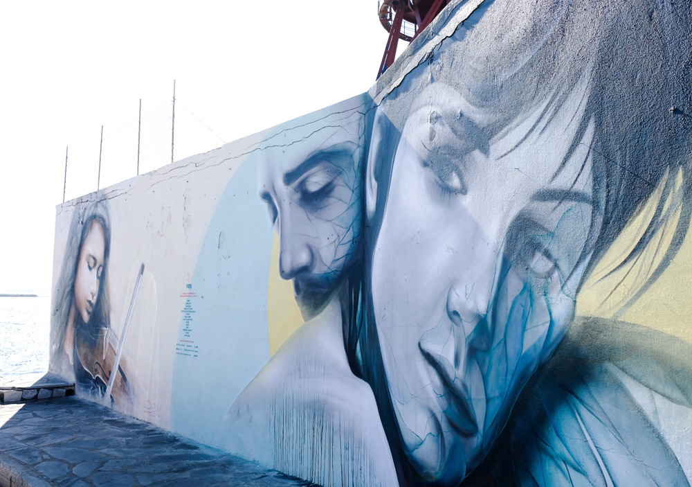 Het Stray Art festival op Syros levert jaarlijks mooie street art op. Vakantie Syros, Griekenland, eiland, Cycladen. 