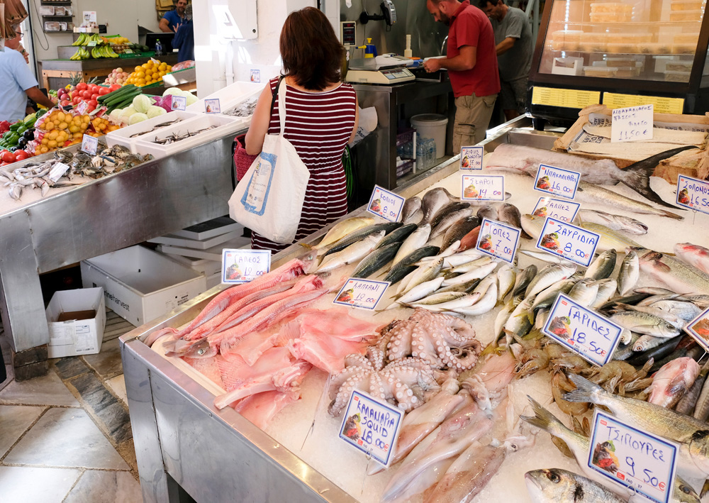 Verse vis te koop in de straten van Ermoupoli, Syros. Vakantie Syros, Griekenland, eiland, Cycladen.