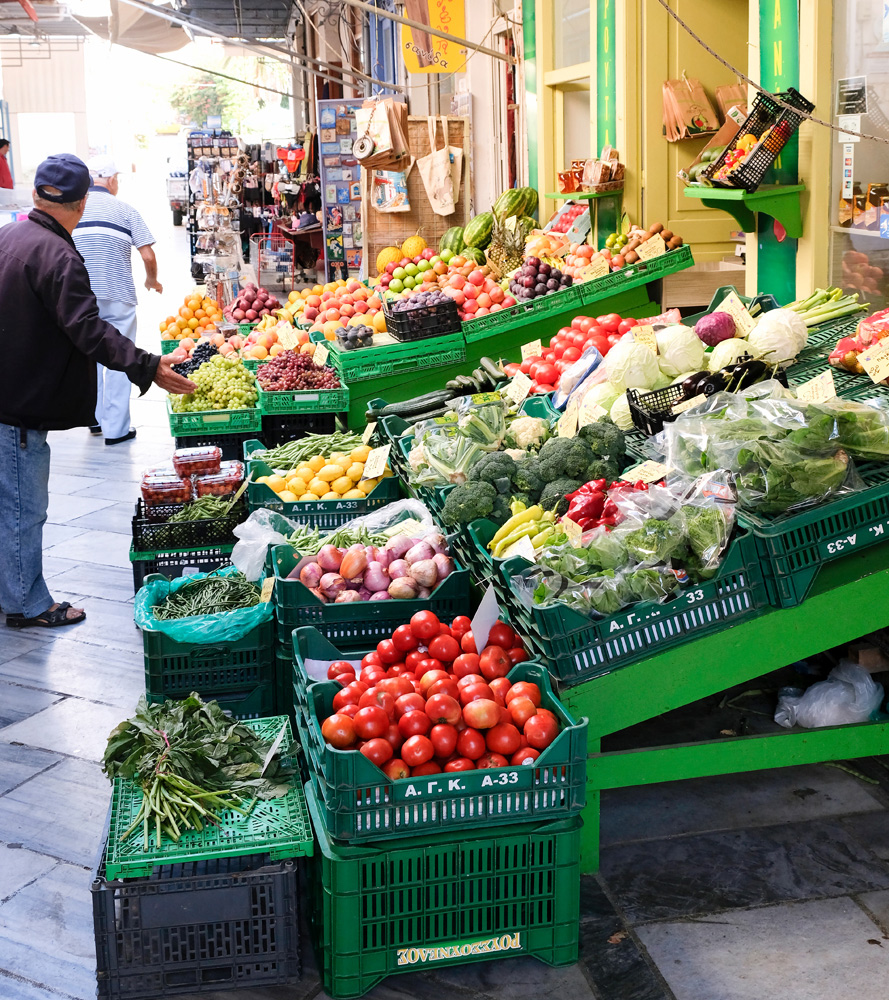 Lekker, al dat verse fruit en die verse groenten op Syros. Vakantie Syros, Griekenland, eiland, Cycladen. 