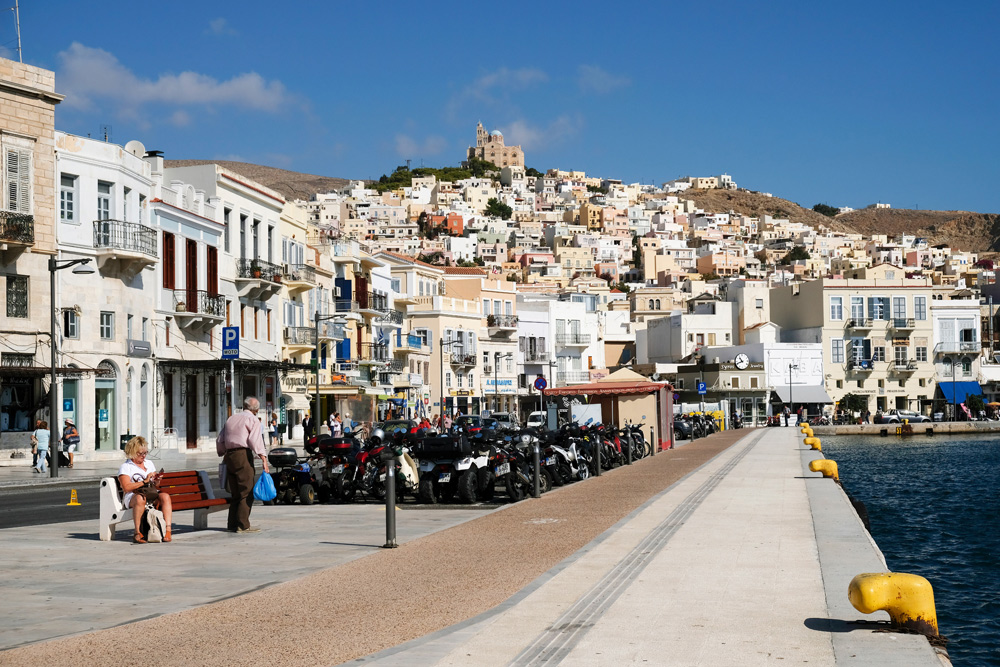 De boulevard van Ermoupolis op het Cycladen-eiland Syros. Vakantie Syros, Griekenland, eiland, Cycladen.