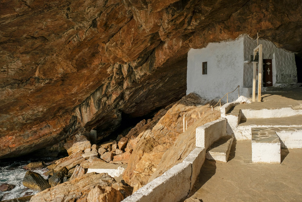 De Stefanos kerk ligt goed verstopt tussen de rotsen Syros, Griekenland, Cycladen, eiland, rondreis, eilandhoppen, hoppen, island,
