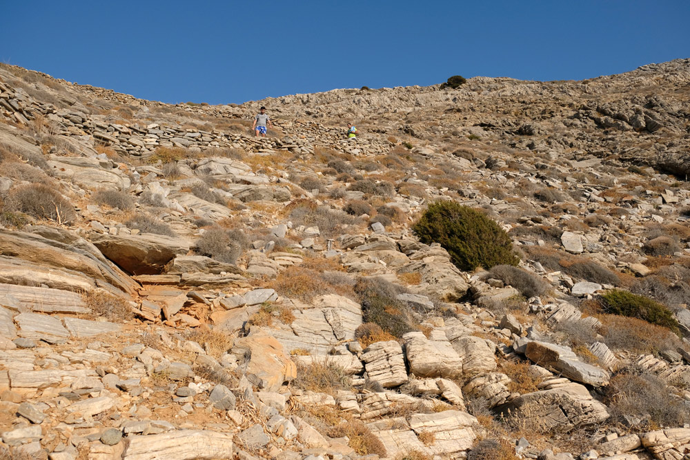 De Agios Stefanos bereik je via een steile afdaling over een geitenpad , Galissas, Syros, Griekenland, Cycladen, eiland, rondreis, eilandhoppen, hoppen, island,