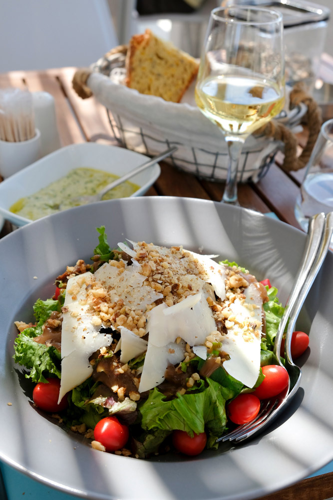 Lekker en licht, een salade met locale kaas bij restaurant A Ventoura in Galissas Syros, Griekenland, Cycladen, eiland, rondreis, eilandhoppen, hoppen, island,