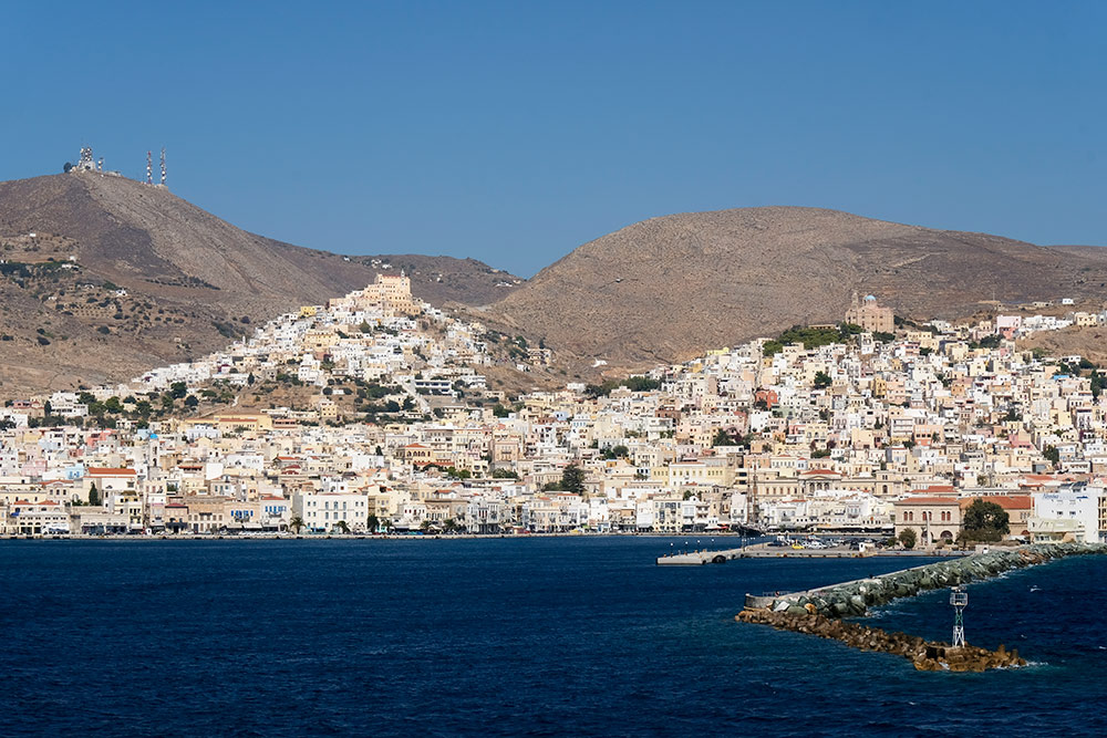 De kenniskmaking met Syros: uitkijken over Ermoupoli en Ano Syros. Vakantie Syros, Griekenland, eiland, Cycladen.