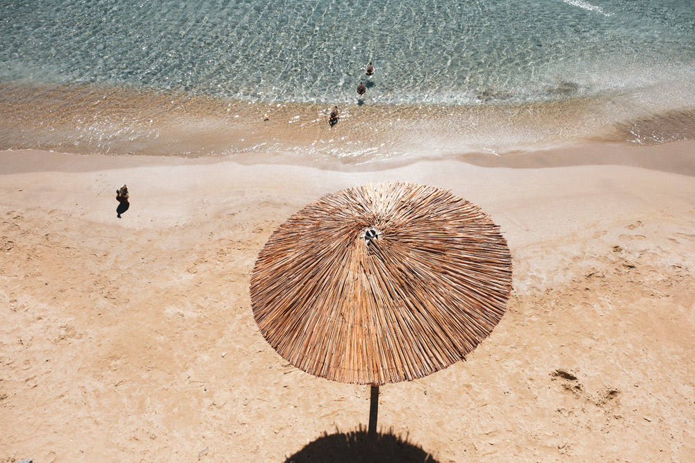 Het strand deel je met 'zee-eenden' in Vari op Syros . Syros, Griekenland, Cycladen, eiland, rondreis, eilandhoppen, hoppen, island,