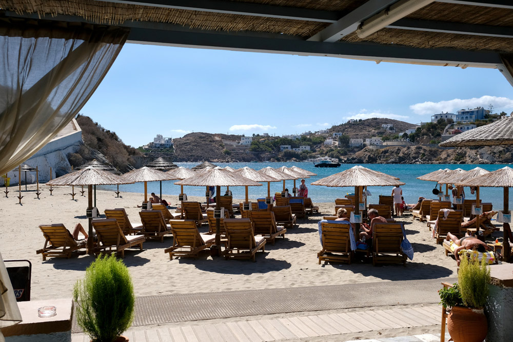 De zee lonkt terwijl je luncht bij restaurant Bolas in Vari. Syros, Griekenland, Cycladen, eiland, rondreis, eilandhoppen, hoppen, island,