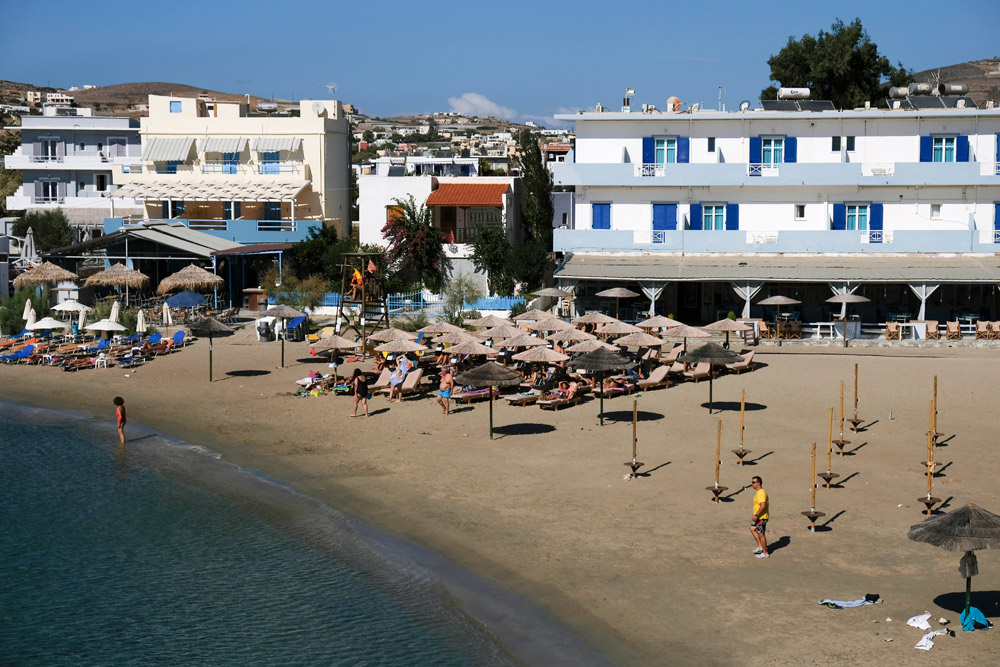 Je loopt in 30 seconden van je strandbedje naar het terras van restaurant Bolas. Syros, Griekenland, Cycladen, eiland, rondreis, eilandhoppen, hoppen, island,