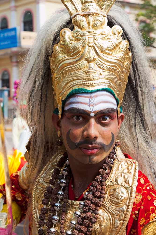 Bijzonder uitgedoste deelnemer van de parade in Mysore. rondreis Zuid-India, Kerala. Autorondreis