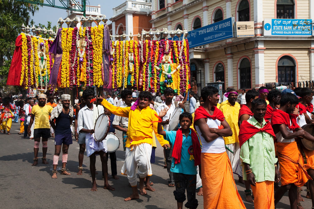 Nog meer kleur in de straten van Mysore, Zuid-India. rondreis Zuid-India, Kerala. Autorondreis