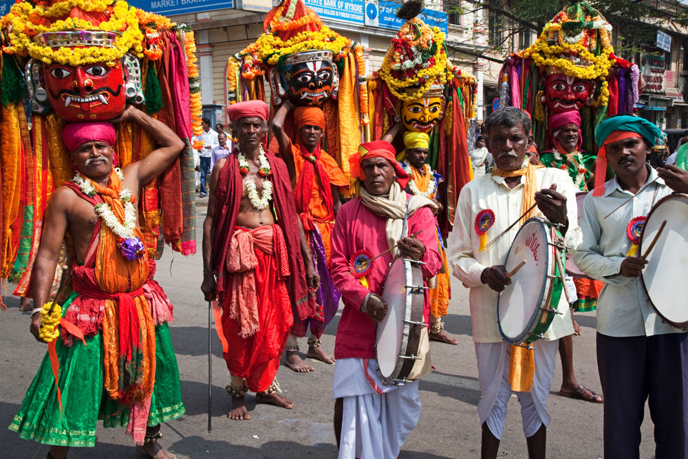 Opeens klinkt er muziek en trekt er een kleurrijke stoet mensen door de straten van Mysore. rondreis Zuid-India, Kerala. Autorondreis