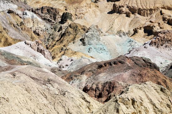 De kleurrijke rotsen van Artist's Palette in National Park Death Valley