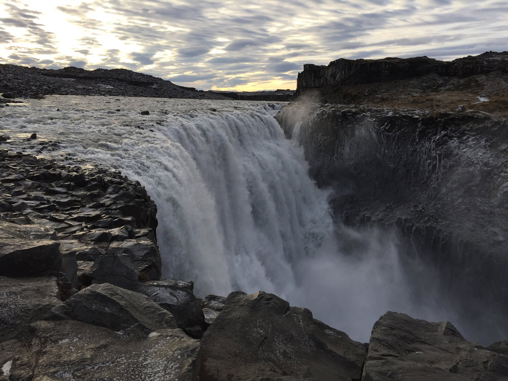 De donderende watergeweld van de Dettifoss waterval. Rondreis Noord-IJsland met Voigt , bezienswaardigheden, hotspots
