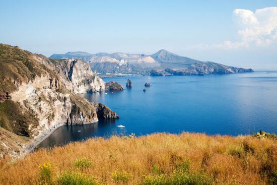 Lipari, een van de Eoilische eilanden in Italie. Soms is een hoge horizon mooier dan een lage