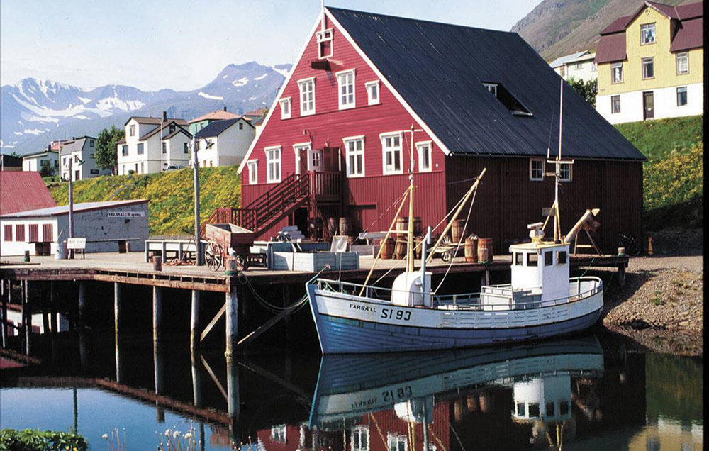 Lunchen doe je in schattige dorpjes als Siglufjörður. Rondreis Noord-IJsland met Voigt , bezienswaardigheden, hotspots