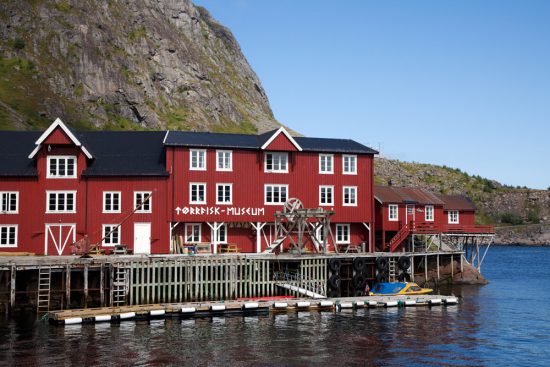 Het vismuseum is een van de bezienswaardigheden in het dorpje A, lofoten. Cruise Noorwegen langs de mooiste plaatsen en plekken.