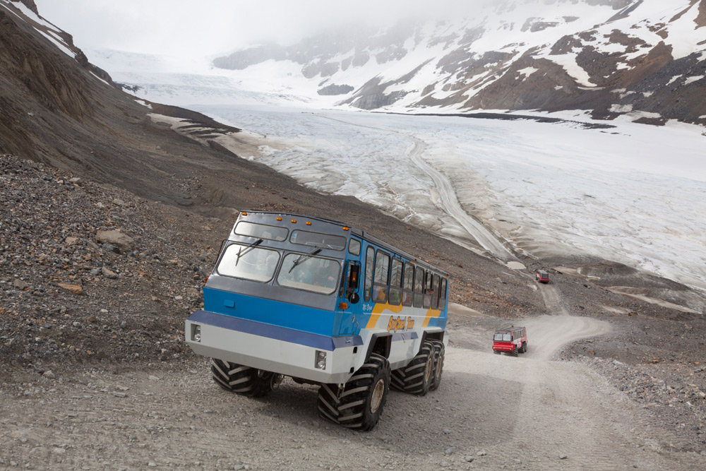 Bussen met enorme banden brengen je naar de Athabasca gletsjer. Treinreis Canada, met de Rocky Mountaineer van Banff naar Vancouver
