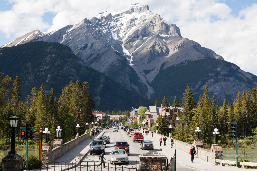 Uitzicht over de winkelstraat van Banff en de Canadese Rockies. Treinreis Canada, met de Rocky Mountaineer van Banff naar Vancouver
