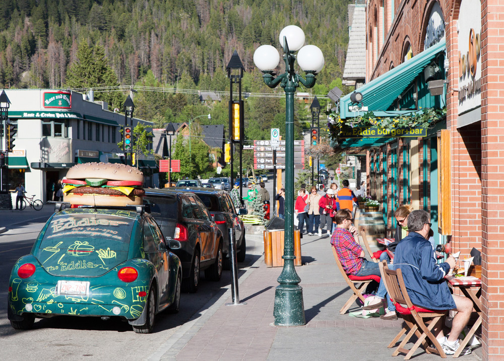 Volop terrasjes in de winkelstraat van Banff, Canada. Treinreis Canada, met de Rocky Mountaineer van Banff naar Vancouver