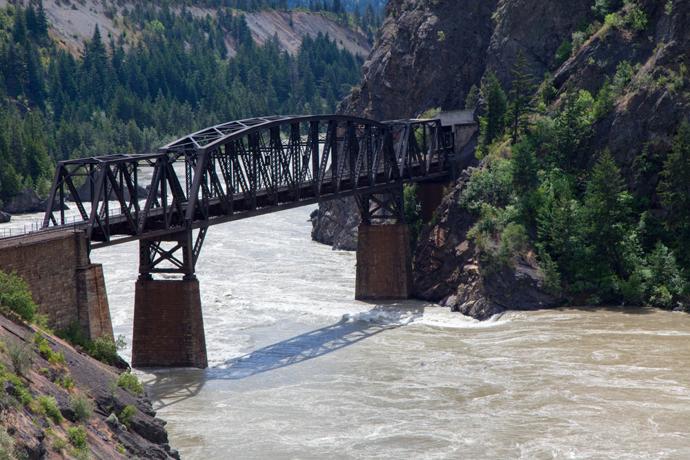 Via metalen bruggen rijdt de Rocky Mountaineer naar de overkant. Treinreis Canada, met de Rocky Mountaineer van Banff naar Vancouver