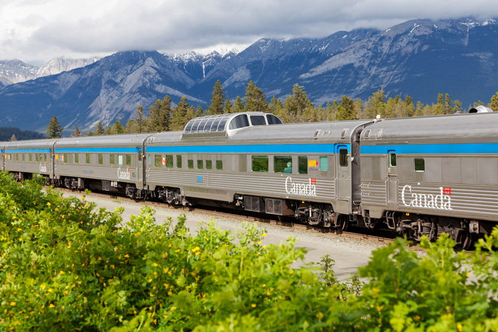 De VIA-Rail trein bij het station in Jasper, Canada. Rondreis, treinreis Canada, met de trein van Toronto naar Vancouver, mileubewust, sustainable, groen reizen