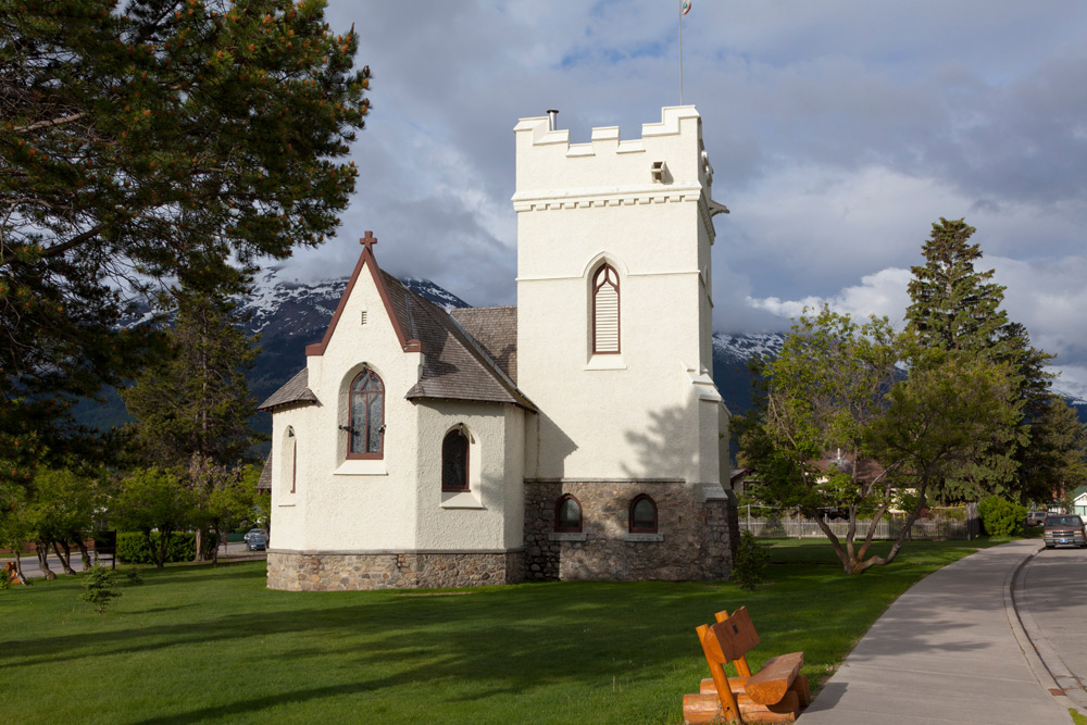 De St. Mary & St. George kerk in Jasper, Canada. Rondreis, treinreis Canada, met de trein van Toronto naar Vancouver, mileubewust, sustainable, groen reizen