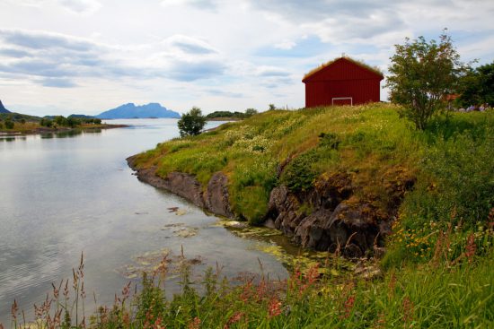 Kjerringgoy is een van de mooiste plaatsen van Nordland in Noorwegen. Cruise Noorwegen langs de mooiste plaatsen en plekken.