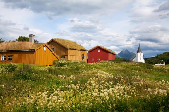 Wat een sfeervol dorpje: Kjerringoy in Noorwegen. Cruise Noorwegen langs de mooiste plaatsen en plekken.