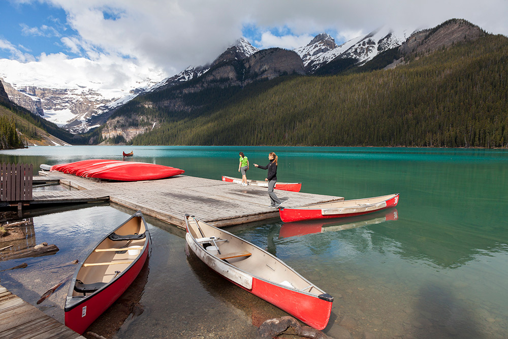De mooiste manier om Lake Louise te verkennen is per kano. Treinreis Canada, met de Rocky Mountaineer van Banff naar Vancouver