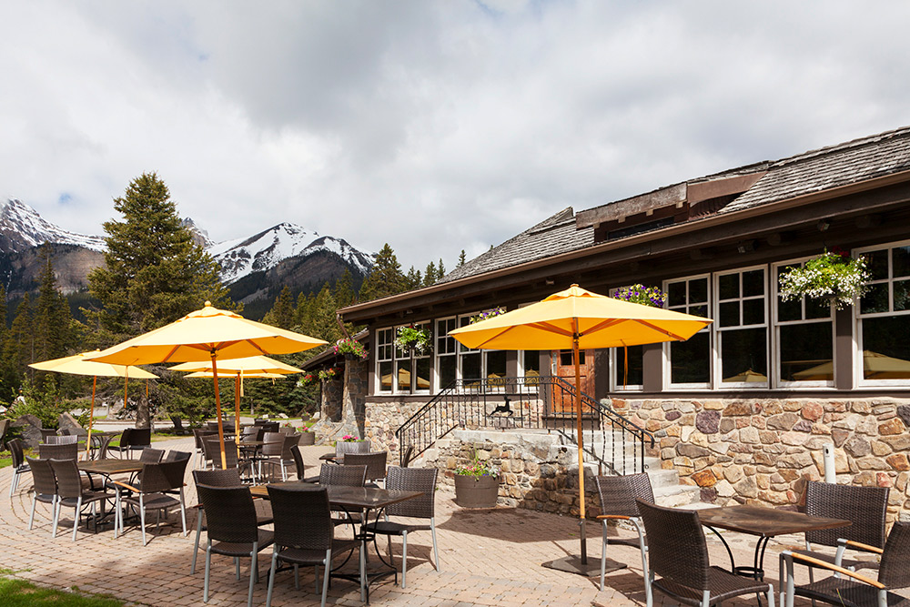 Buiten lunchen bij Deer Lodge, Lake Louise Canada. Treinreis Canada, met de Rocky Mountaineer van Banff naar Vancouver