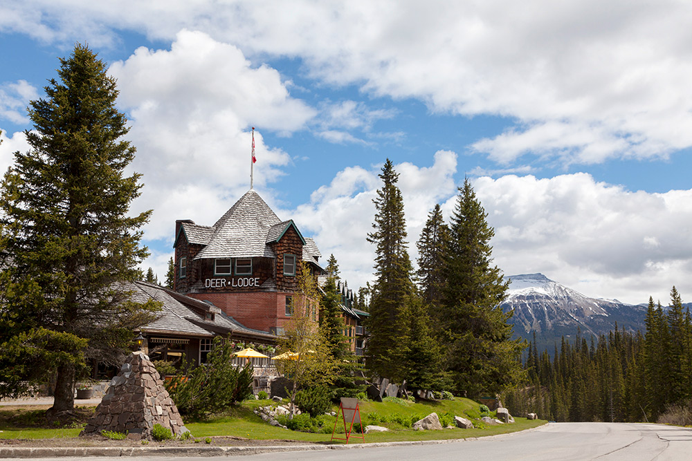Terug in de tijd bij Deer Lodge, Lake Louise, Canada. Treinreis Canada, met de Rocky Mountaineer van Banff naar Vancouver