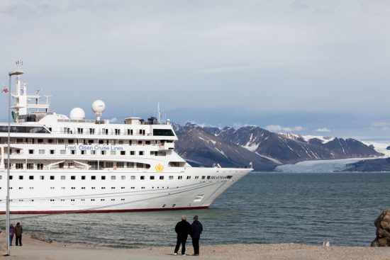 Het lijkt wat misplaatst, zo'n groot cruiseschip bij Ny Alesund op Spitsbergen (Svalbard) . Cruise Noorwegen langs de mooiste plaatsen en plekken.